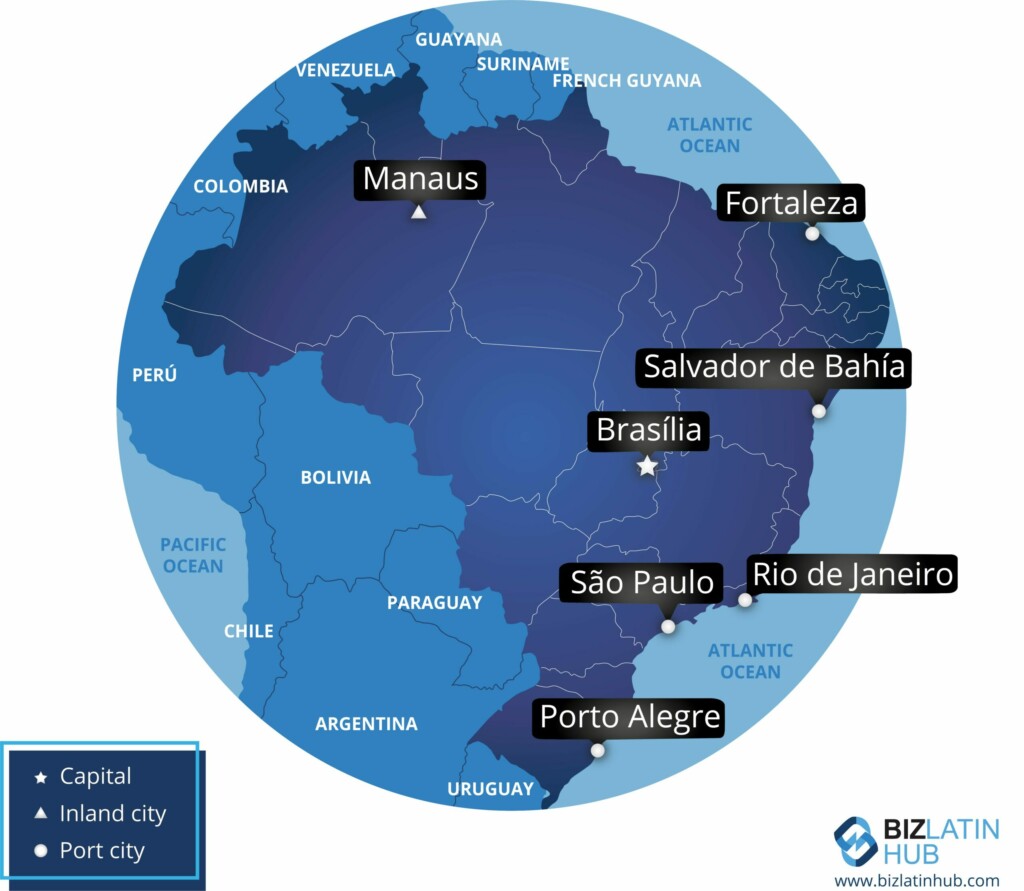 Um mapa do Brasil destaca as principais cidades: Manaus, Fortaleza, Salvador da Bahia, Brasília, São Paulo, Rio de Janeiro e Porto Alegre.
Os ícones indicam a capital, as localidades do interior e as cidades portuárias - informações essenciais para entender por que fazer negócios no Brasil pode ser tão estratégico.
Os países vizinhos e os oceanos também estão identificados.  