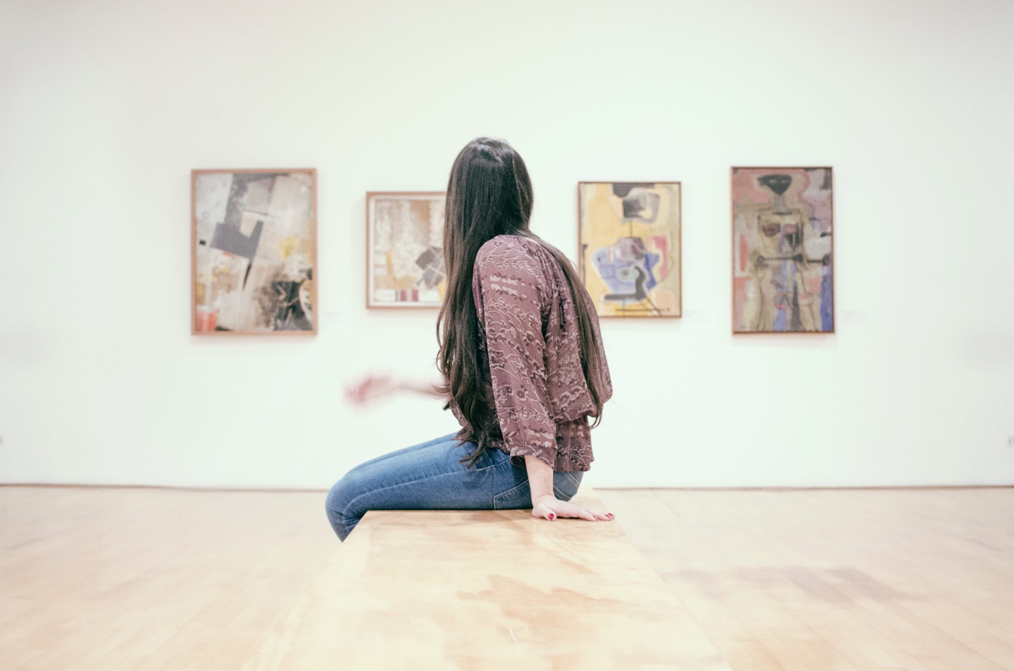 Garota no museu em Bogotá