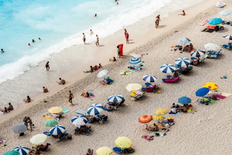 Gente disfrutando de la playa, un lugar habitual de turismo en Ecuador