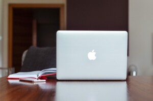 Laptop Apple aberto em uma mesa