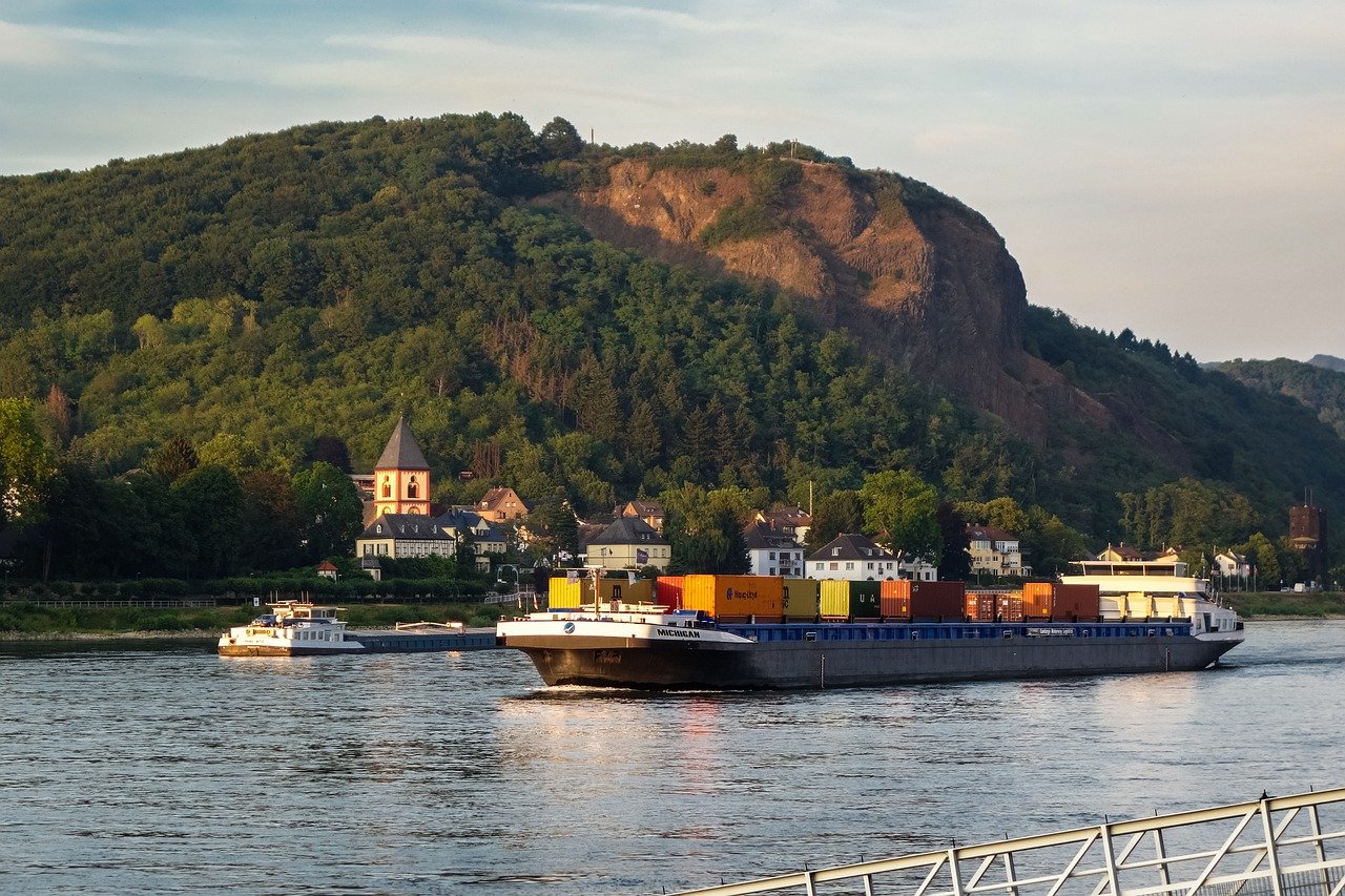 Navio de contêineres transportando exportações dos países do acordo de livre comércio da República Dominicana