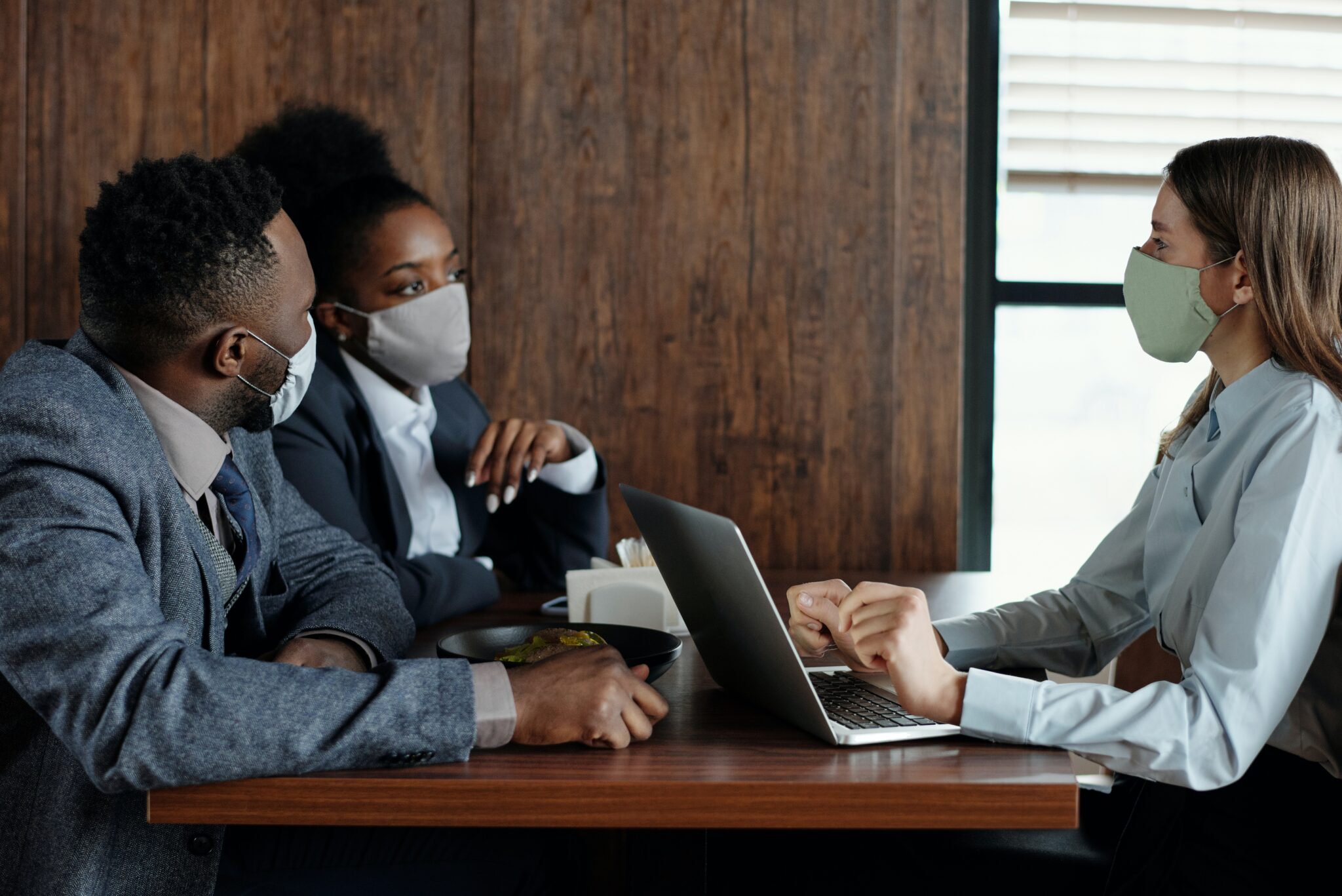 3 pessoas discutindo sobre teletrabalho.  