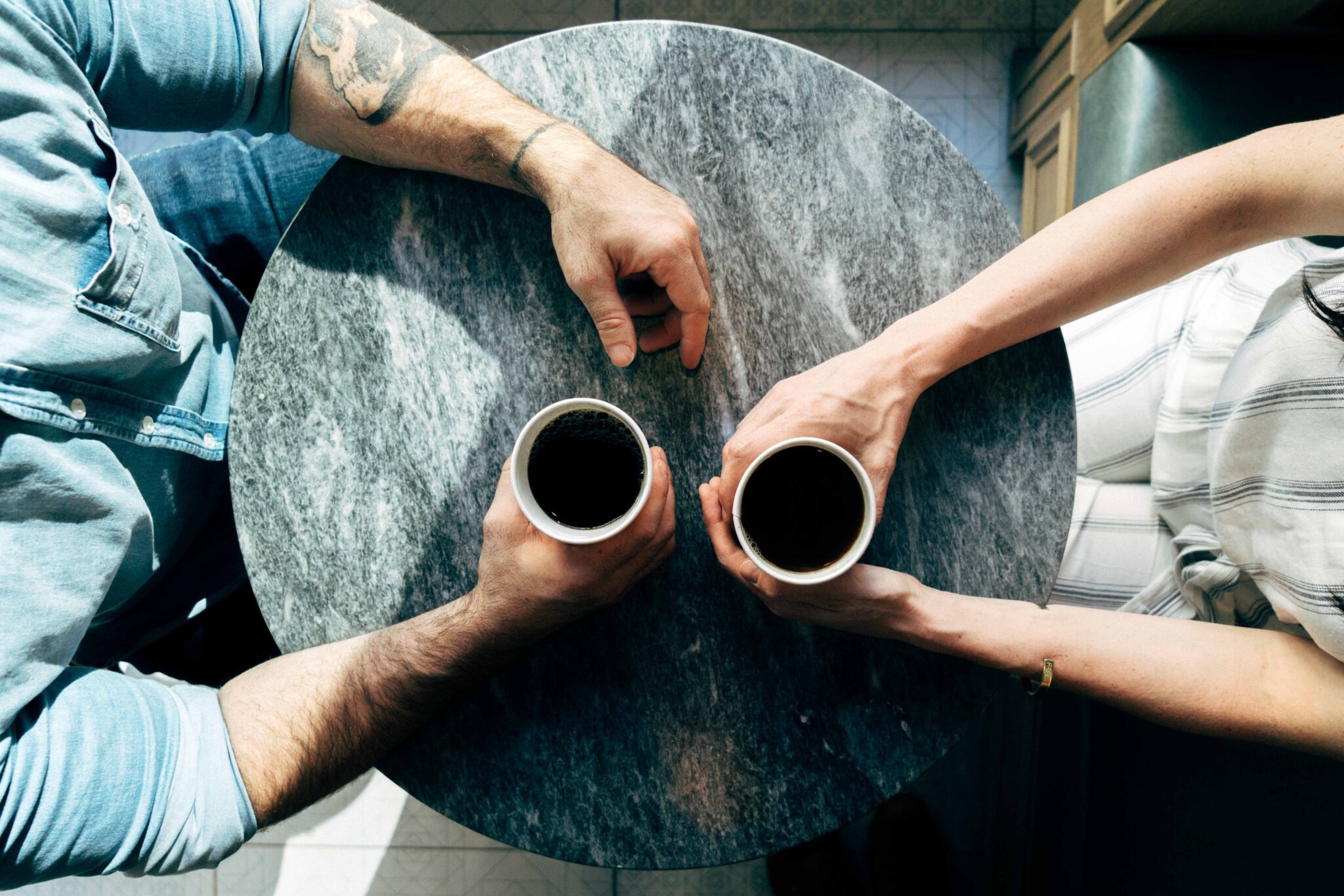 Duas pessoas tomando café juntas.