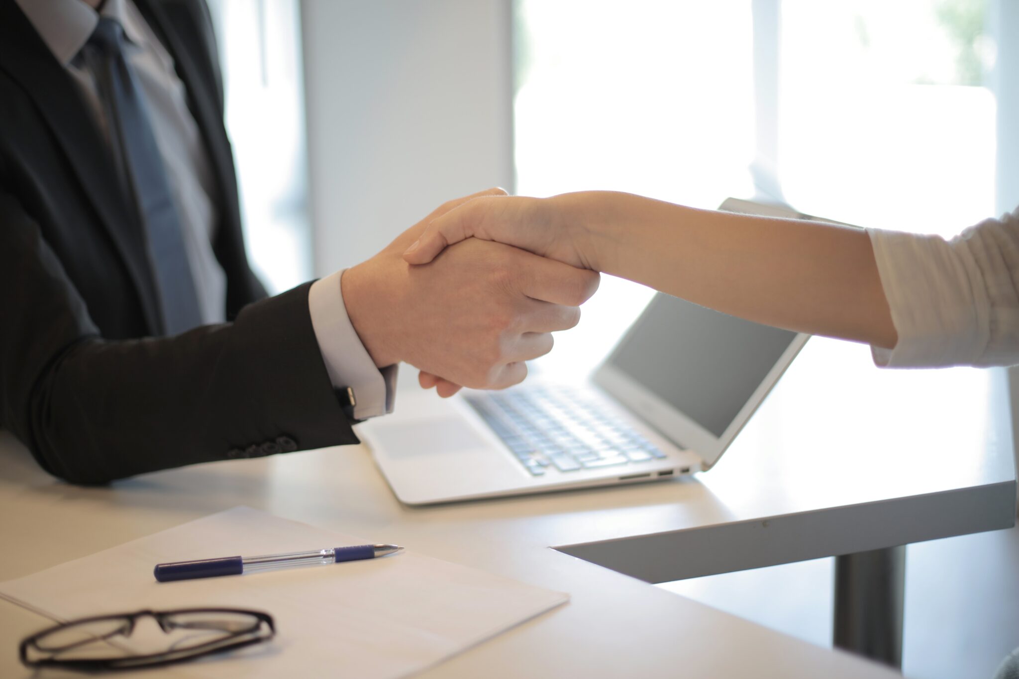 Homem contratando uma mulher por meio de uma PEO