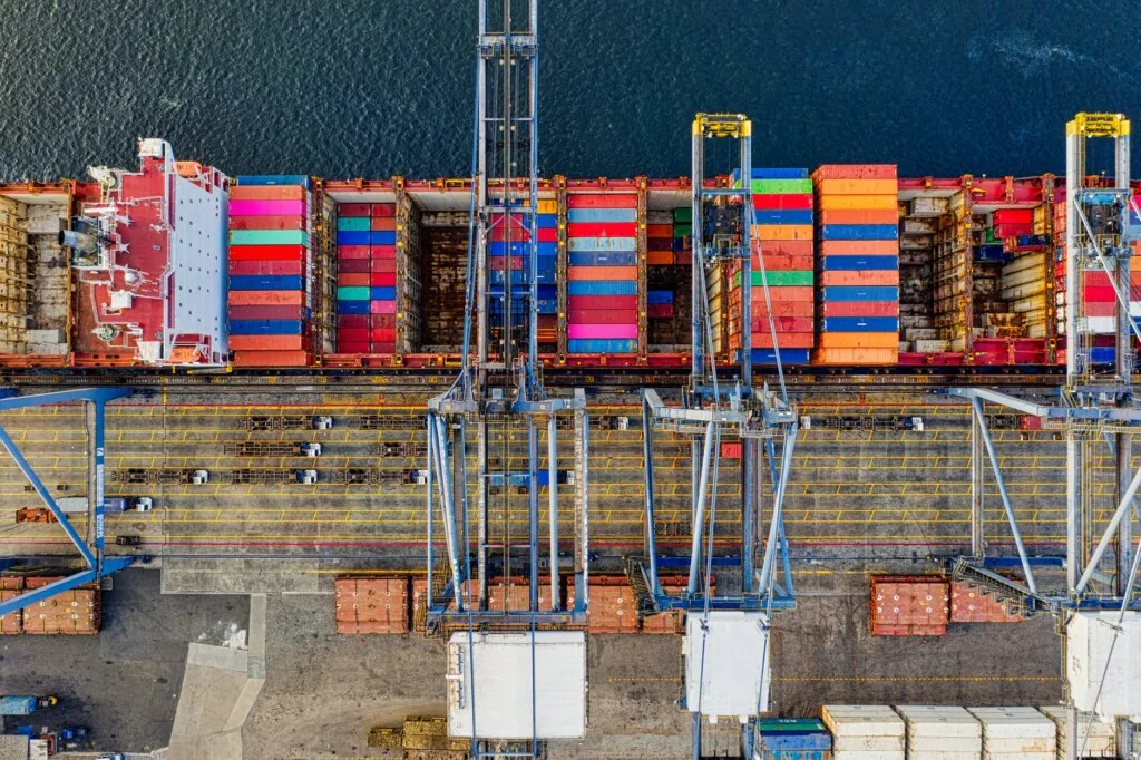 Porto comercial, onde são realizadas as operações de registro de produtos no Brasil.