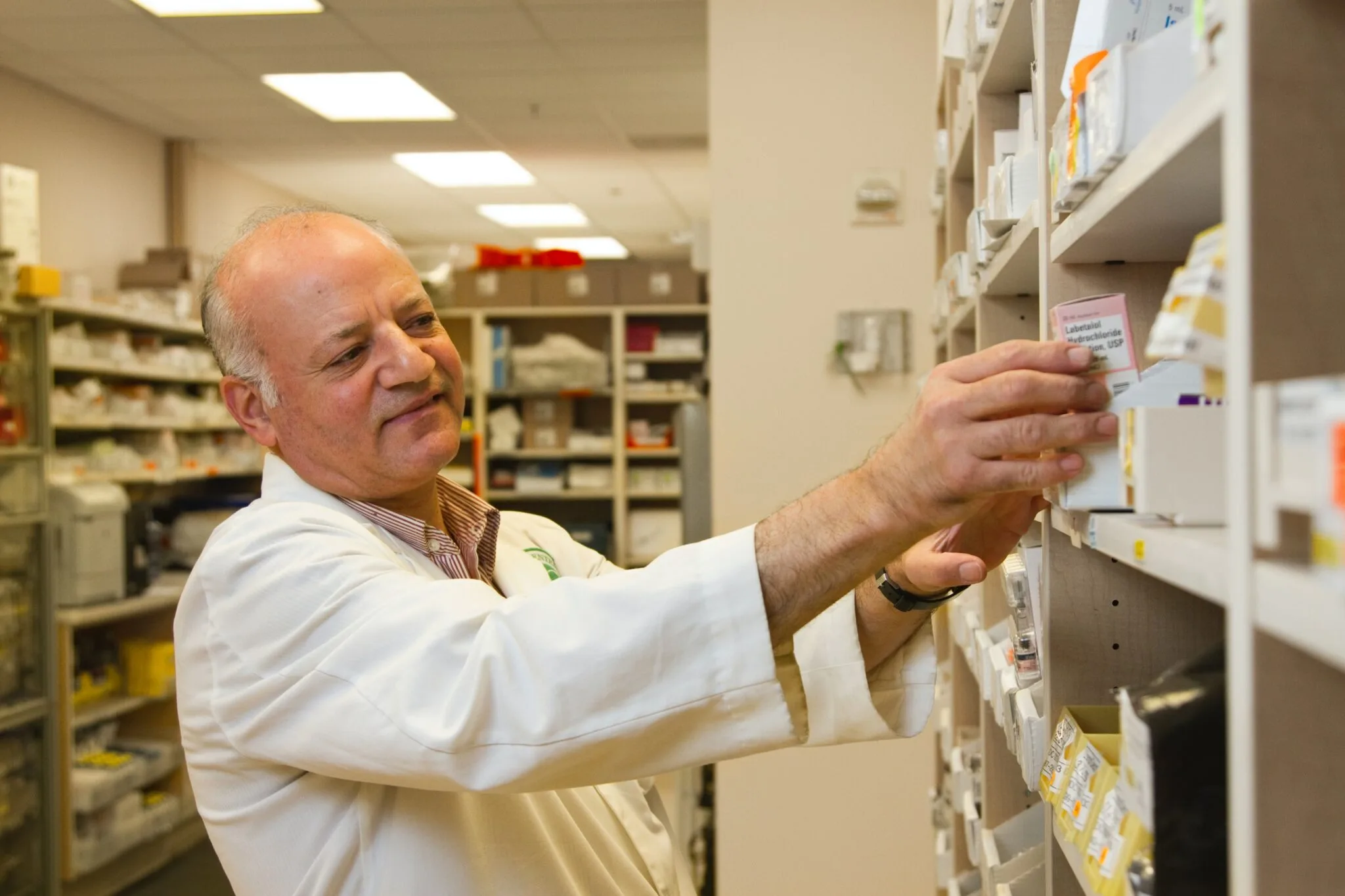 Man in a drugstore, representing Yapp, a Chilean startup that helps people find the drugstore that sells the medicine they need.