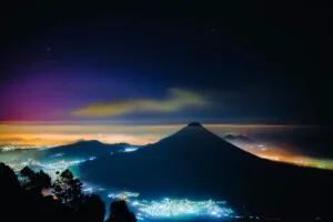 Montaña con luces de ciudad destacando las ideas de las empresas tecnológicas en guatemala