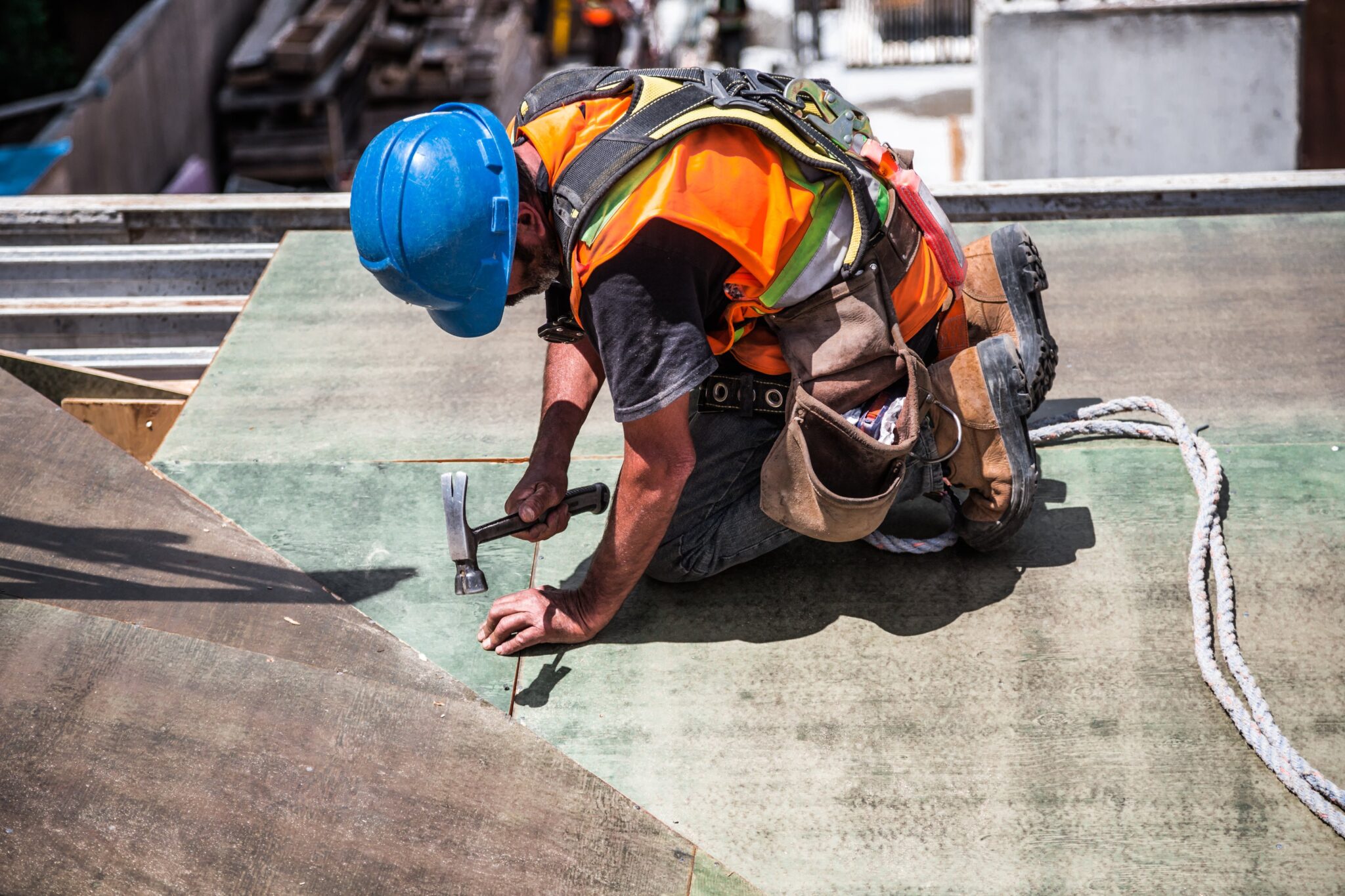 Um homem trabalhando em uma construção, representando o setor de construção civil no Brasil.