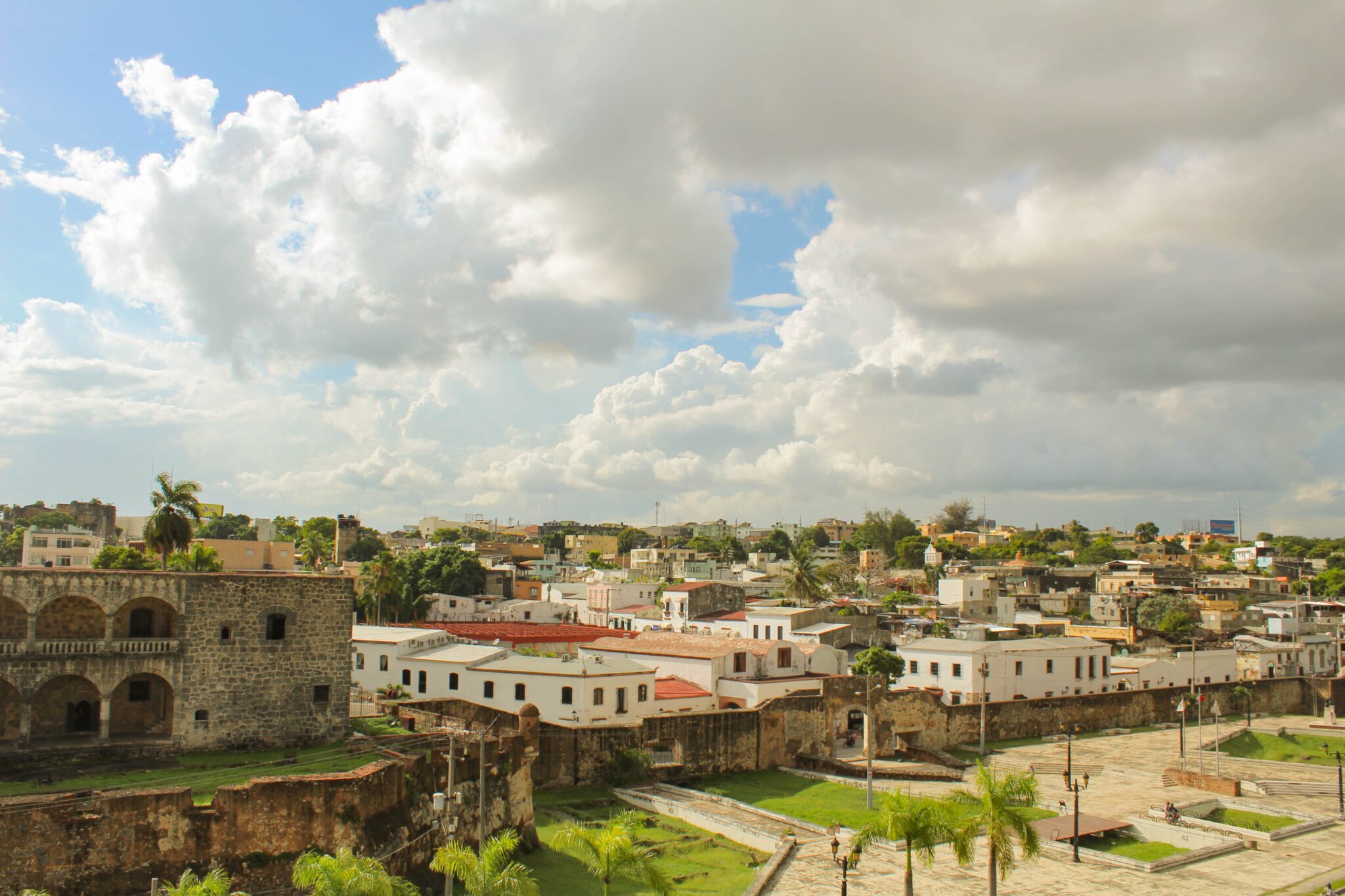 Vista aérea de Santo Domingo, cidade onde estão estabelecidas as empresas que procuram um advogado corporativo na República Dominicana.