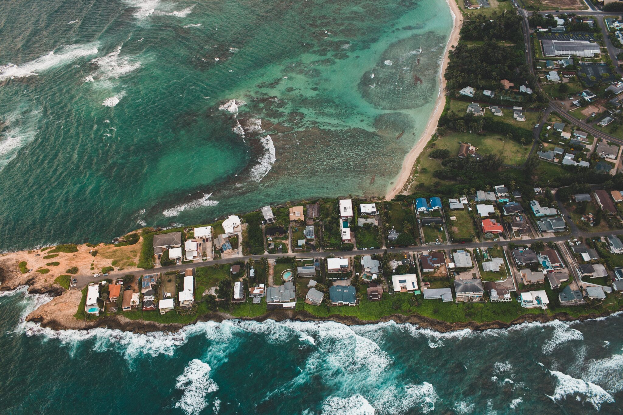 Foto aérea de casas em uma ilha, representando as propriedades disponíveis para os interessados em comprar imóveis na Guatemala.  