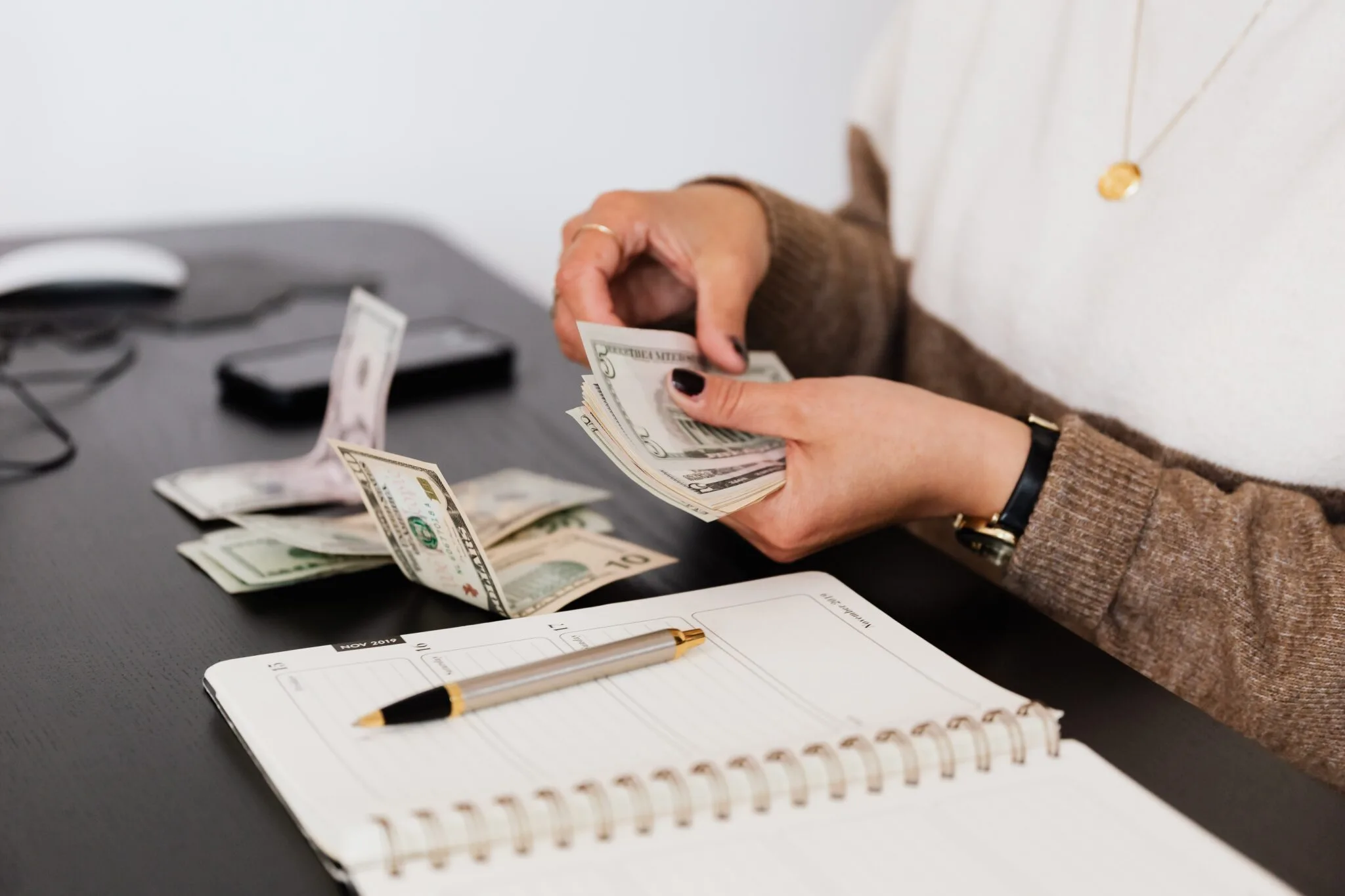 Woman counting money, representing a person buying property in Guatemala. 