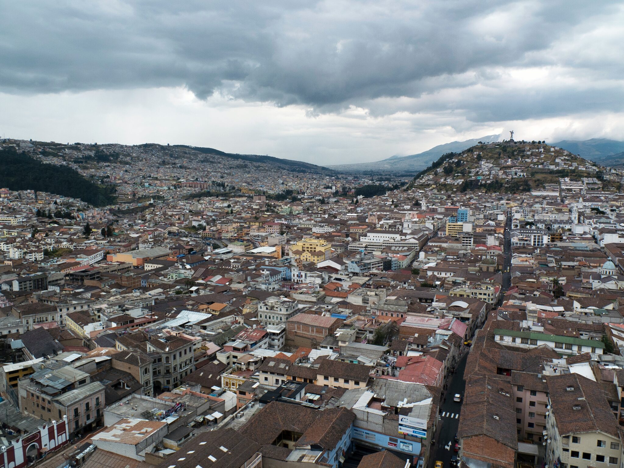 Vista aérea de Quito, Equador, que representa uma cidade onde os investidores interessados em oferecer o registro de produtos no Equador estabelecem sua presença no mercado.