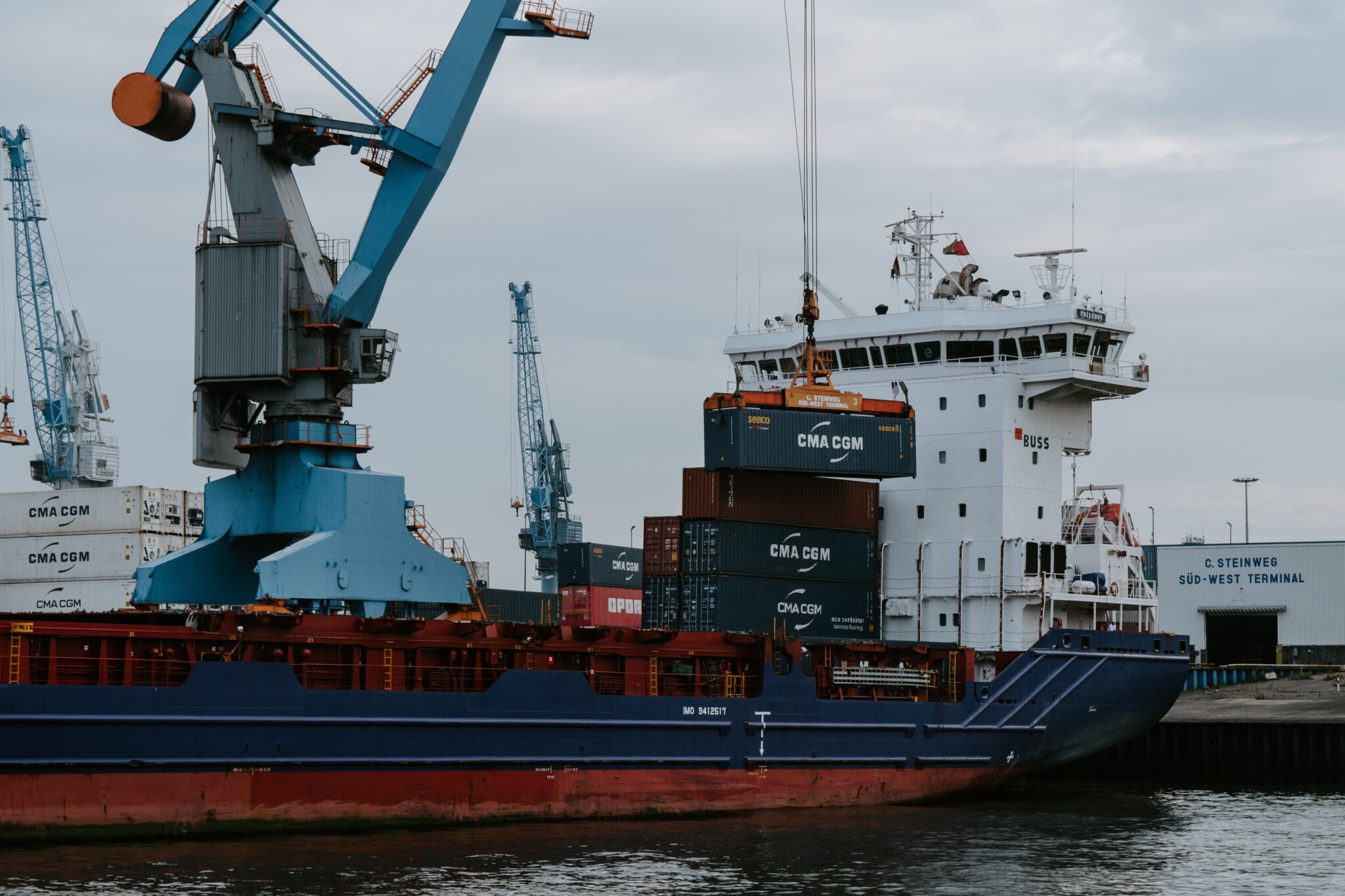 Navio comercial com contêineres, representando o registro de produtos no Equador.  