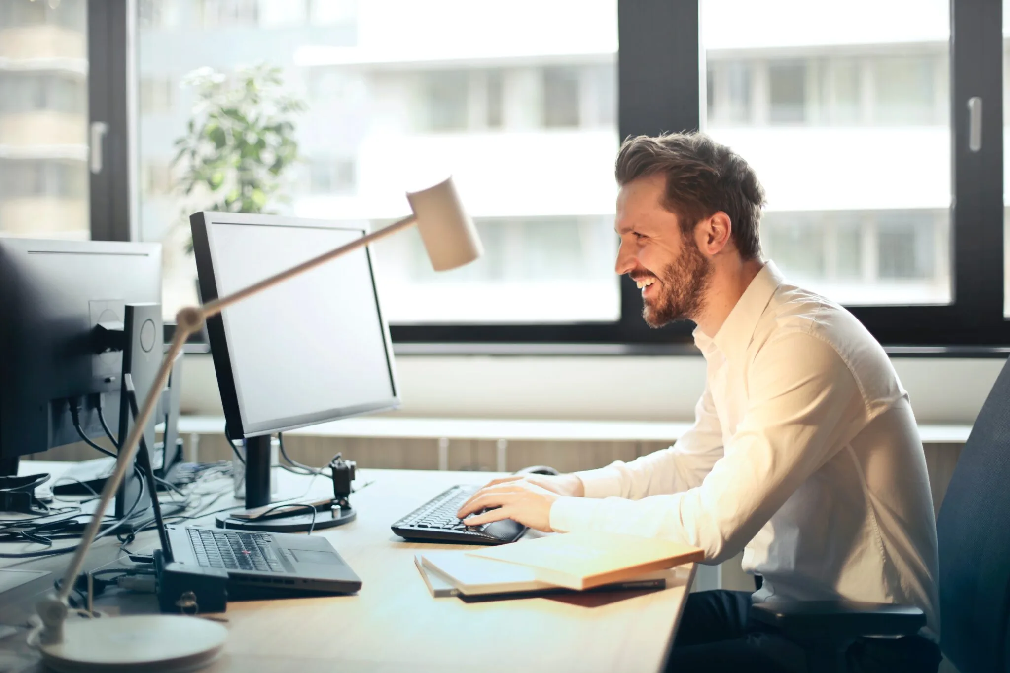 Um homem procurando métodos para entender os requisitos de faturamento de uma empresa estrangeira no Paraguai
