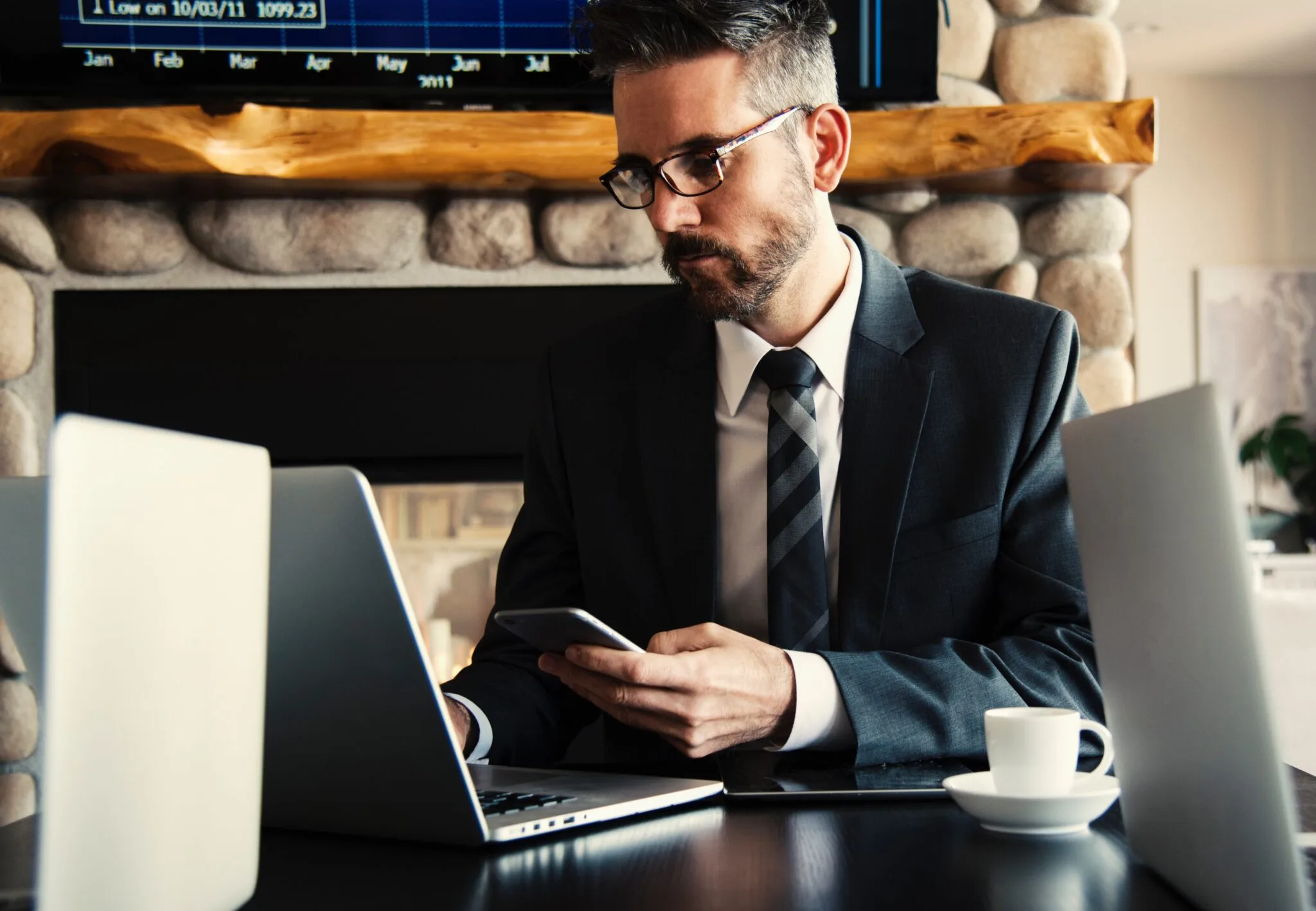 Hombre escribiendo en un computador, representando a una persona buscando información sobre servicios de back office en Argentina. 