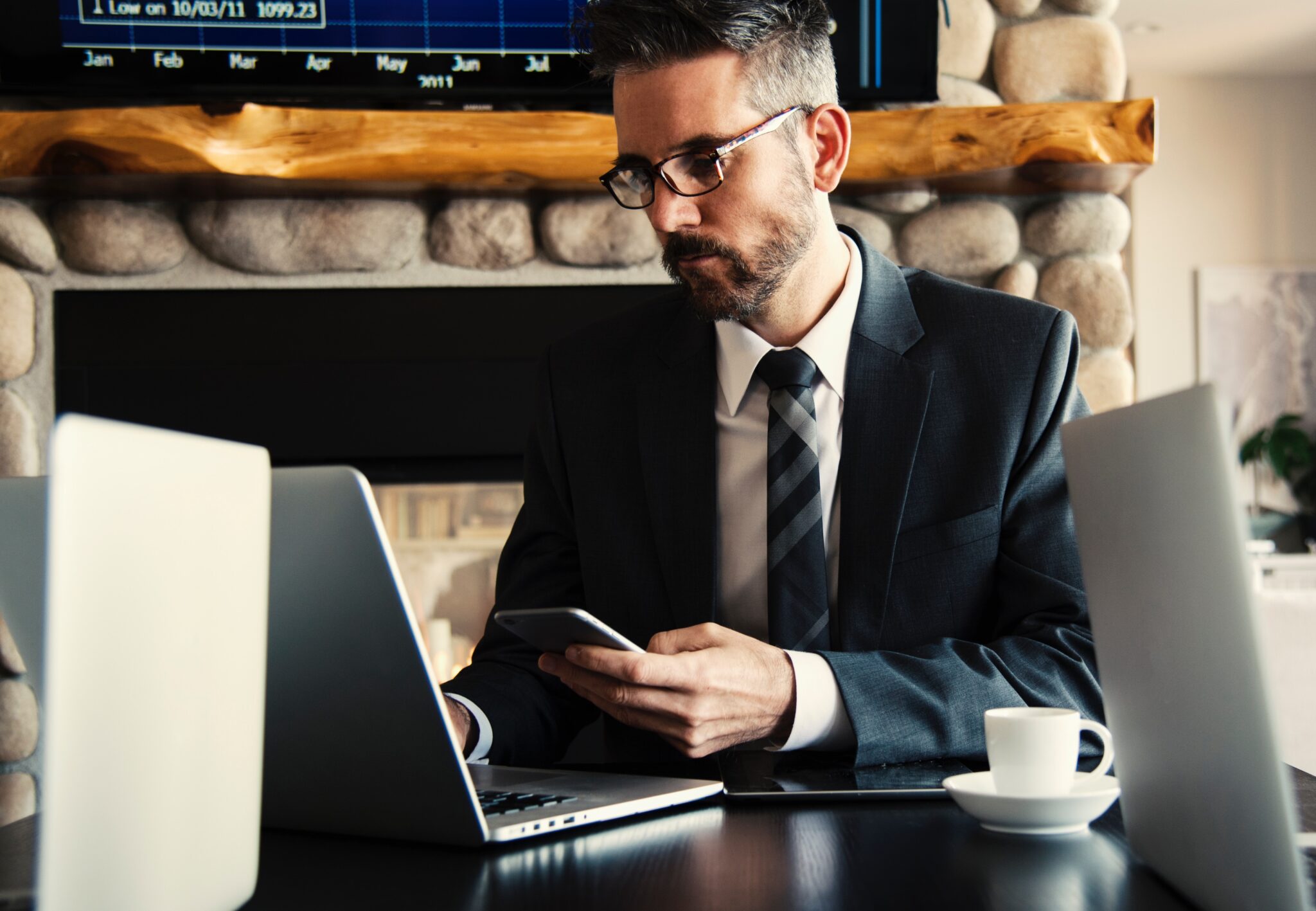 Uma foto de um homem de negócios verificando registros, representando alguém realizando uma verificação da saúde da entidade na República Dominicana