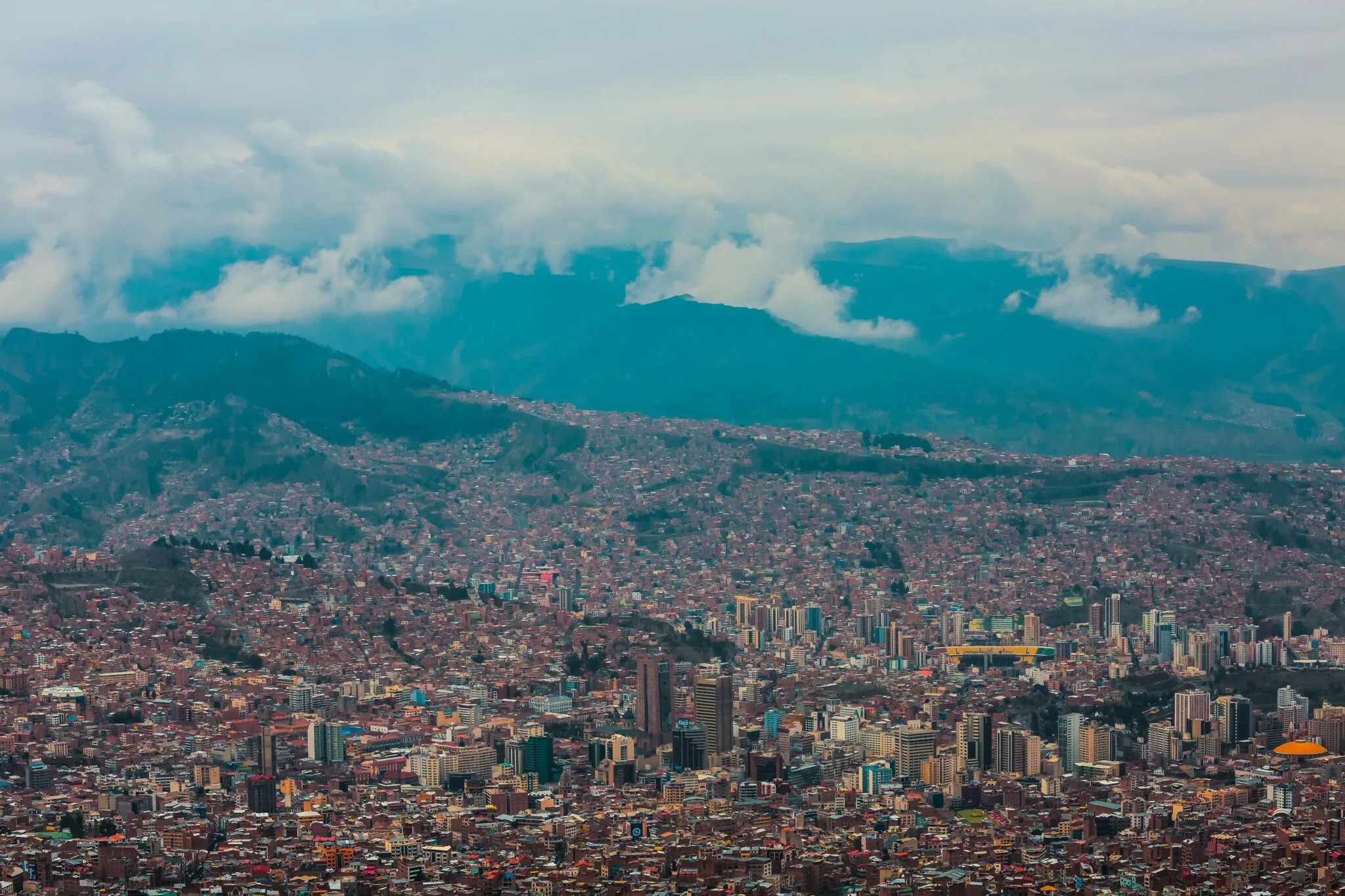 Uma vista aérea de La Paz, onde você pode querer contratar os serviços de um advogado corporativo na Bolívia