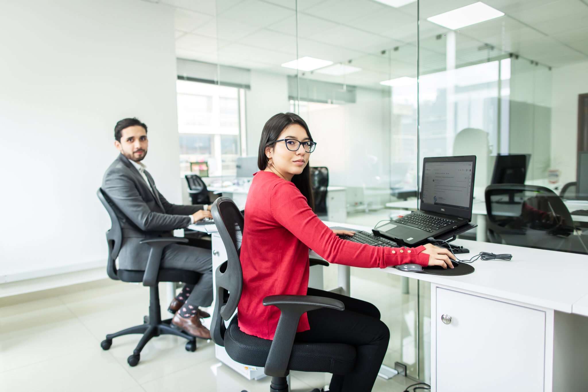 Imagem de duas pessoas trabalhando em um escritório, representando as pessoas que trabalham com os requisitos legais para estabelecer sua empresa de responsabilidade limitada no México