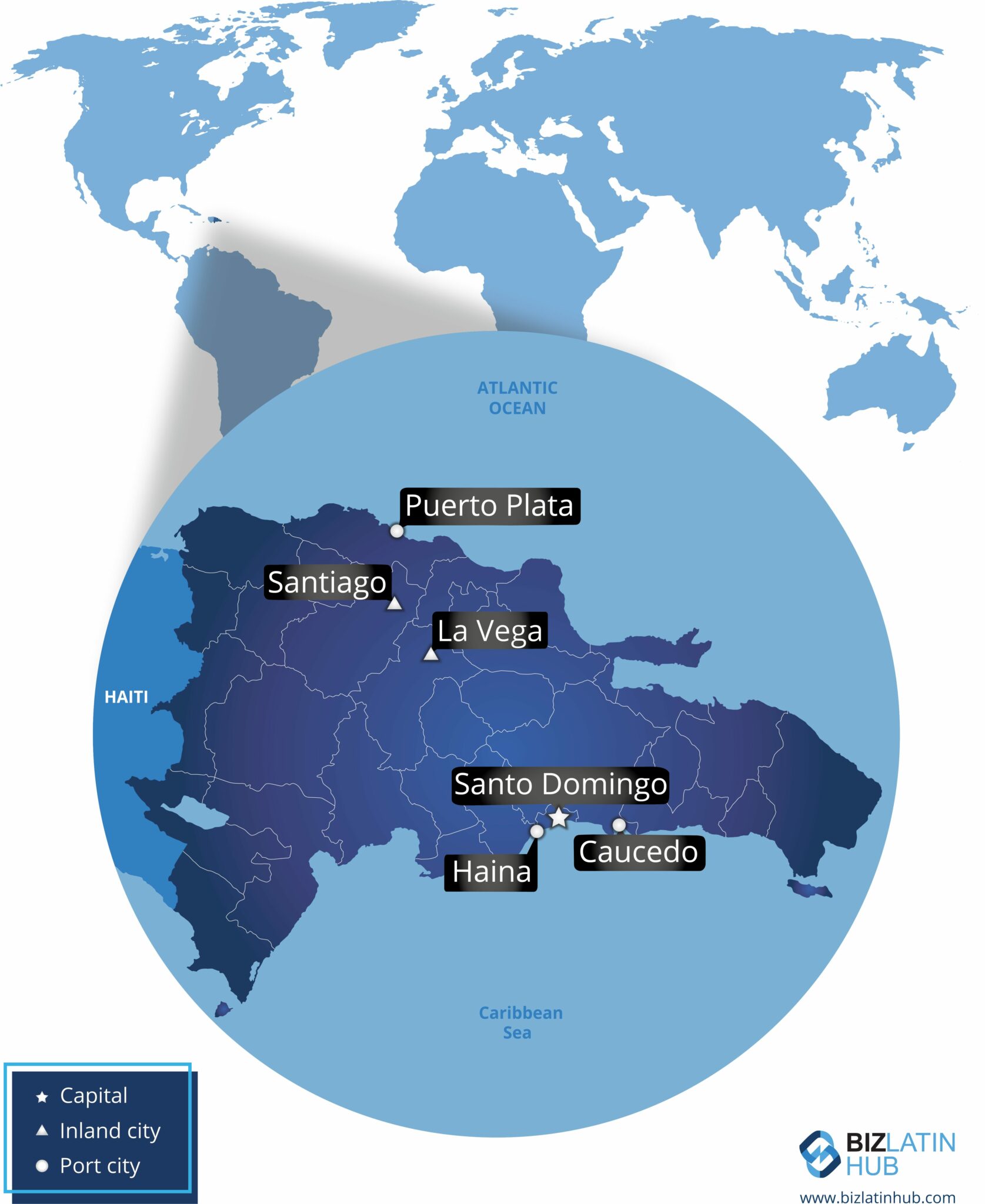 Mapa que destaca as principais cidades da República Dominicana em um contexto global. Entre as cidades notáveis estão Santiago, Puerto Plata, La Vega, Santo Domingo, Haina e Caucedo. Santo Domingo está marcado como a capital, e as cidades portuárias são indicadas com um ícone específico. Ideal para empresas que estão considerando a terceirização da folha de pagamento na República Dominicana.   