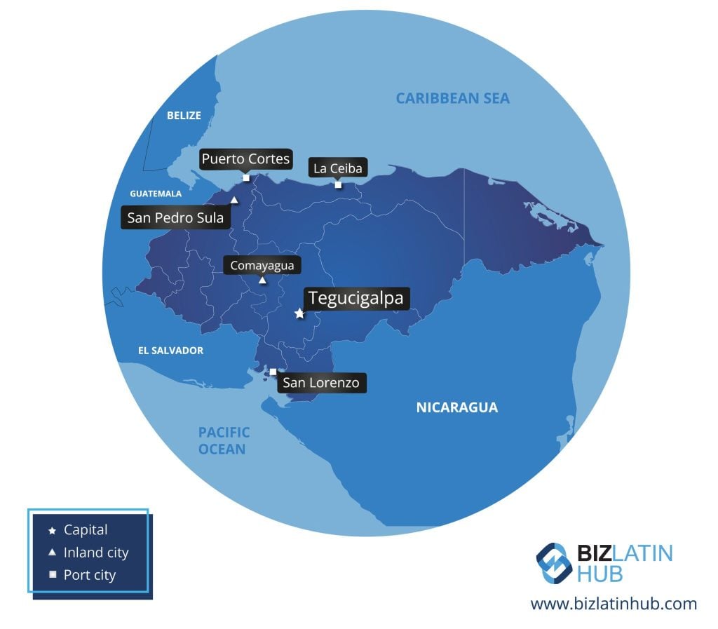 Um mapa de Honduras destacando as principais cidades com símbolos para a capital, a cidade do interior e a cidade portuária.
Tegucigalpa é mostrada como a capital.
Outras cidades marcadas incluem San Pedro Sula, Puerto Cortes, La Ceiba, Comayagua e San Lorenzo, mostrando uma região conhecida entre os países produtores de café.  