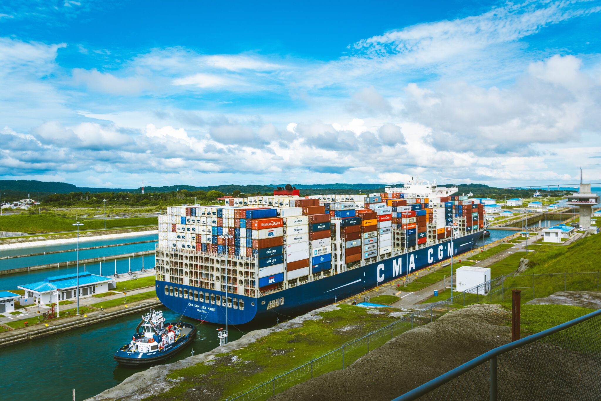 Imagem de banco de imagens de um navio viajando pelo Canal do Panamá, onde uma nova Classificação de Navios Verdes visa reduzir significativamente as emissões de gases de efeito estufa