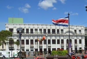 Imagem de banco de imagens de um prédio com a bandeira da Costa Rica para acompanhar um artigo sobre como encontrar um advogado ou escritório jurídico na Costa Rica