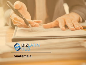 Uma imagem em close mostra um auditor na Guatemala segurando uma caneta e apontando para documentos impressos em uma mesa. A mão esquerda da pessoa também está visível, gesticulando em direção aos papéis. O logotipo do BizLatin Hub e a palavra "Guatemala" estão sobrepostos no canto inferior esquerdo.