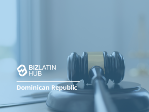 O martelo de um juiz é retratado em primeiro plano com o texto "Bizlatin Hub Dominican Republic" escrito ao lado. O plano de fundo está desfocado, mostrando um ambiente de escritório com foco suave, sugerindo discussões sobre energia renovável na República Dominicana.