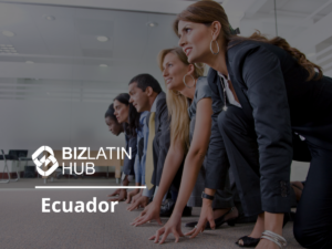 Cinco profesionales de los negocios están agachados en posición de salida sobre el suelo enmoquetado de una oficina, preparados para la carrera. Van vestidos con ropa de negocios. El texto "BizLatin Hub Ecuador" aparece en la parte izquierda de la imagen, encarnando el espíritu de "Inicie su Negocio Ecuador".