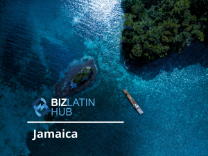 Una vista de pájaro de un océano azul claro con arrecifes de coral visibles y un pequeño barco cerca de una isla verde y exuberante. La imagen tiene el texto "Biz Latin Hub" y "Abrir una cuenta bancaria corporativa en Jamaica" en la esquina inferior izquierda. 