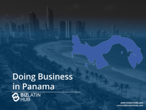 Uma vista da paisagem urbana de prédios altos ao longo de um litoral com um mapa de silhueta azul sobreposto do Panamá. O texto diz "Doing Business in Panama" (Fazendo negócios no Panamá) junto com o logotipo da Biz Latin Hub e informações de contato no canto inferior direito.