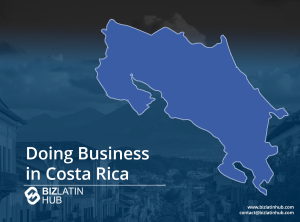 Gráfico promocional con una silueta azul de Costa Rica sobre un fondo oscurecido de montañas y tejados. El texto reza "Hacer negocios en Costa Rica" con el logotipo de Biz Latin Hub. La información de contacto figura en la parte inferior.