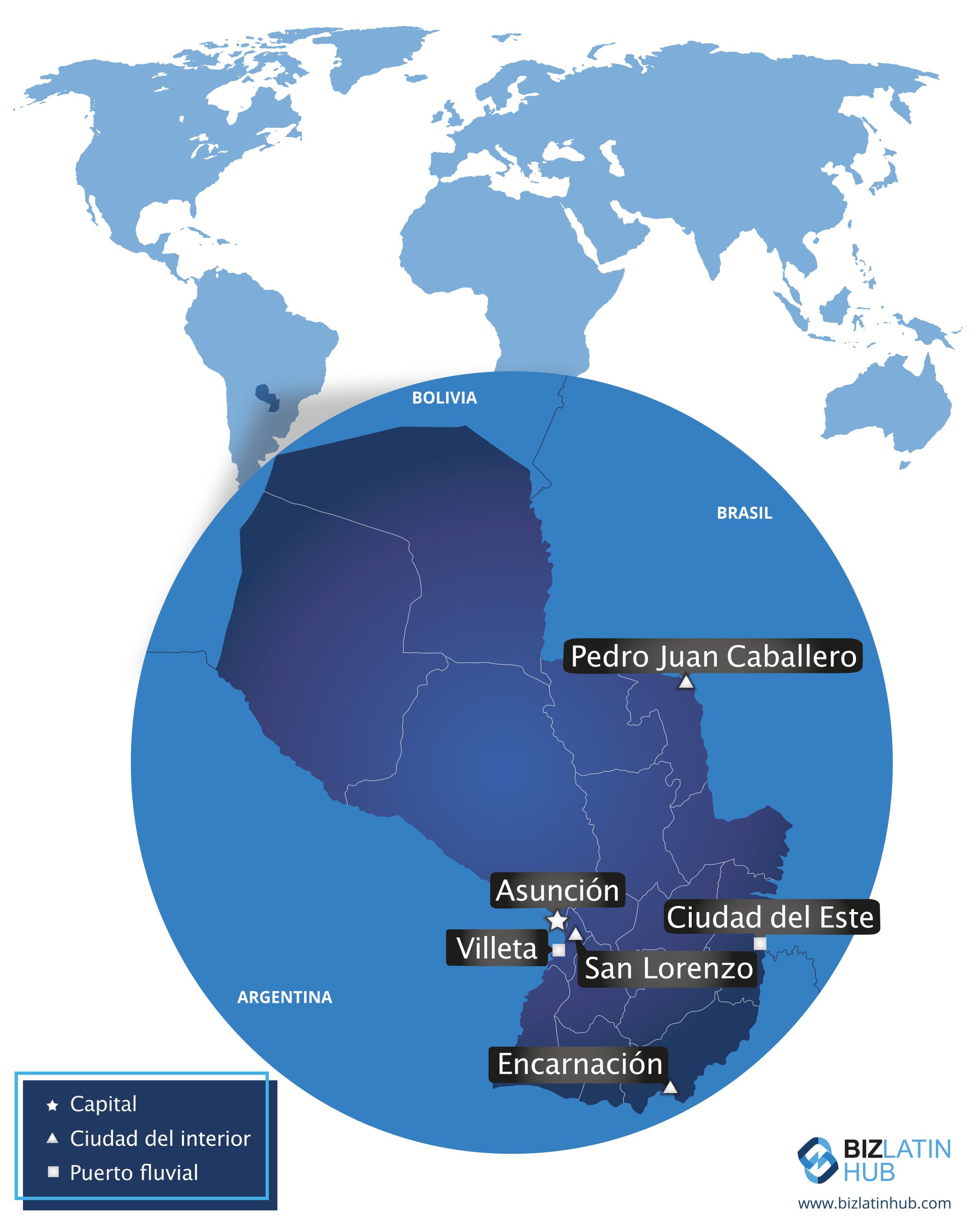 Mapa de Paraguay que muestra las principales ciudades y lugares de interés, como Asunción (capital), Pedro Juan Caballero, Villleta, San Lorenzo, Ciudad del Este y Encarnación.
También se destacan lugares emblemáticos como la presa de Itaipú y la presa de Yacyretá.
El mapa presenta un fondo azul con un guiño al bitcoin en Paraguay.  