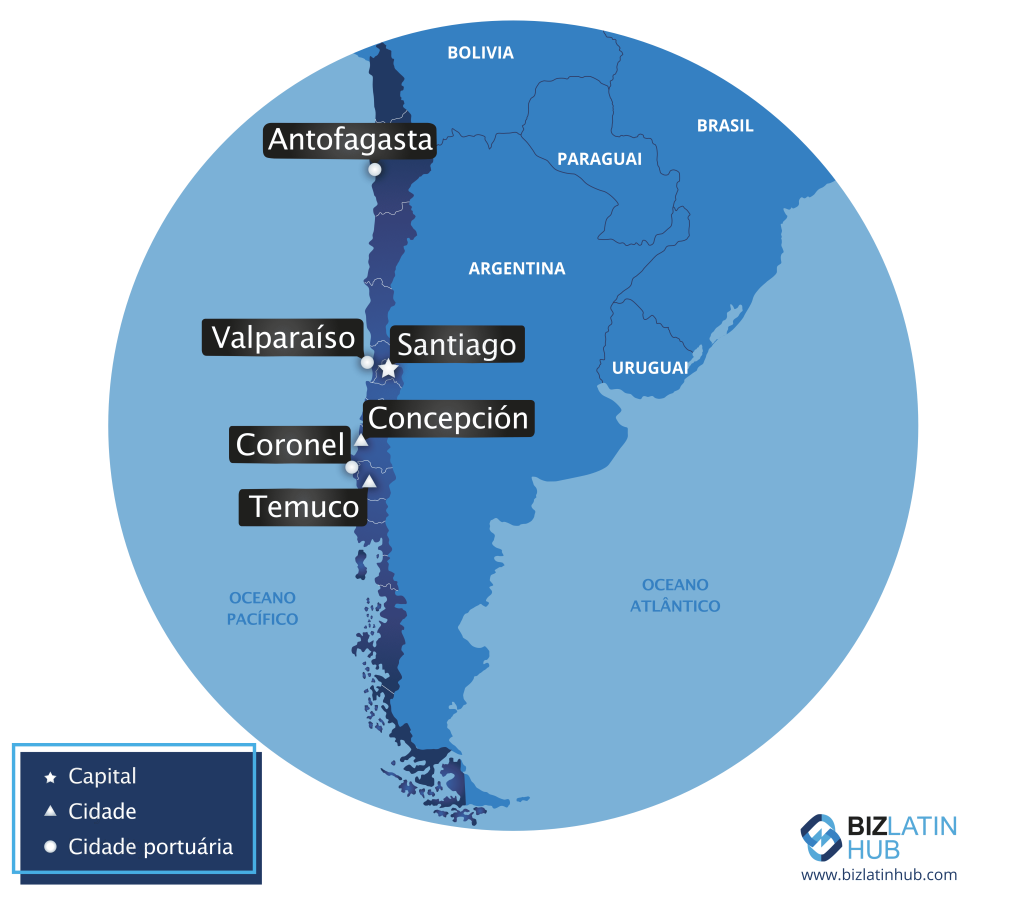 Esta imagem é um mapa que destaca várias cidades do Chile e de países vizinhos. As cidades chilenas marcadas incluem Antofagasta, Valparaíso, Santiago, Coronel, Concepción e Temuco. As capitais, cidades e cidades portuárias são indicadas por símbolos diferentes. As principais regiões para a legislação trabalhista no Chile também estão indicadas.   